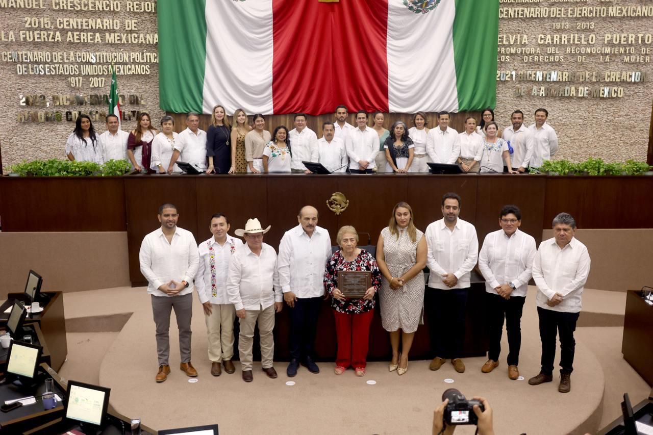 Rinden homenaje a Ana Rosa Villanueva Pérez por más de 60 años de entrega a la educación en Yucatán