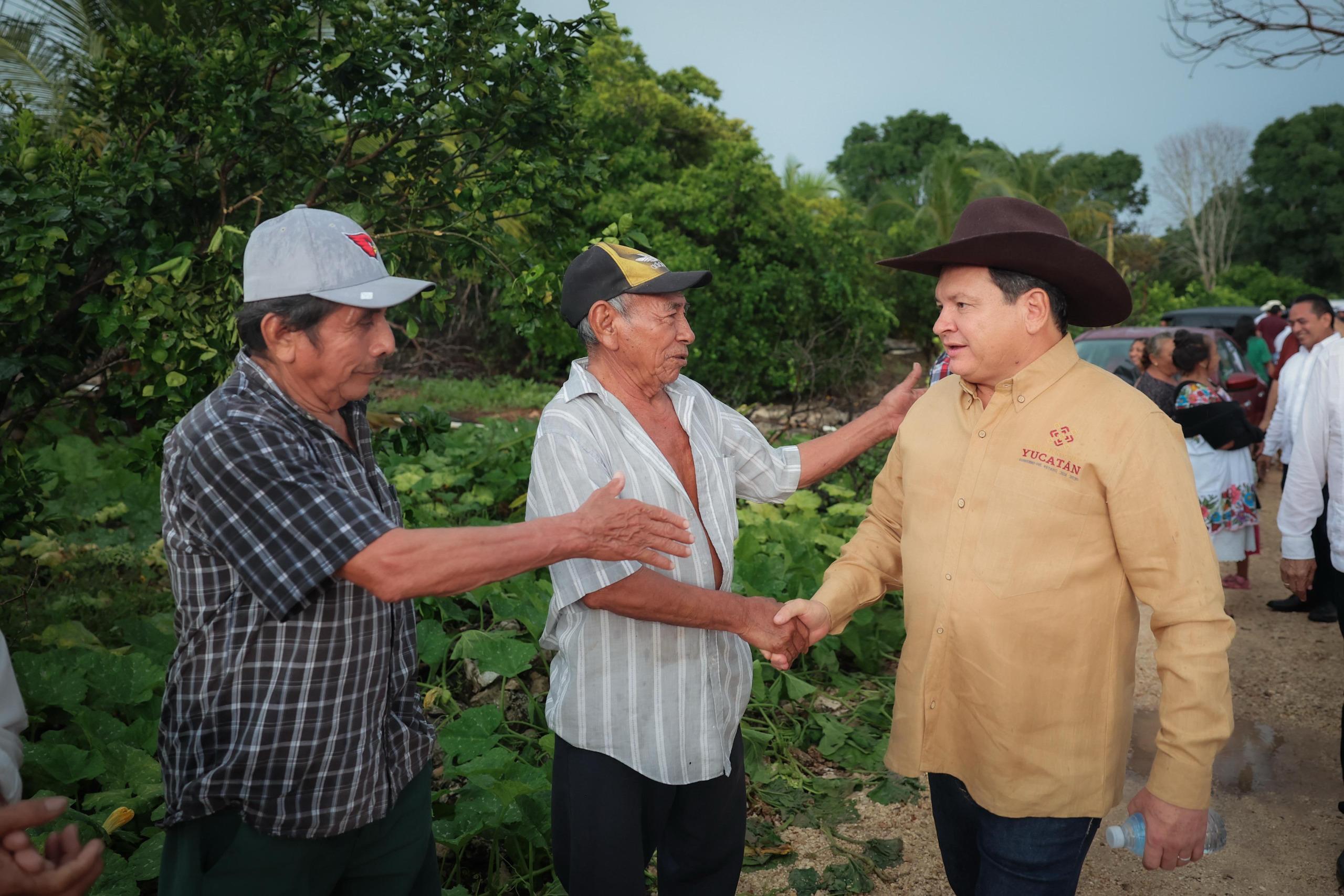 Díaz Mena supervisa construcción de caminos sacacosechas en Kinchil