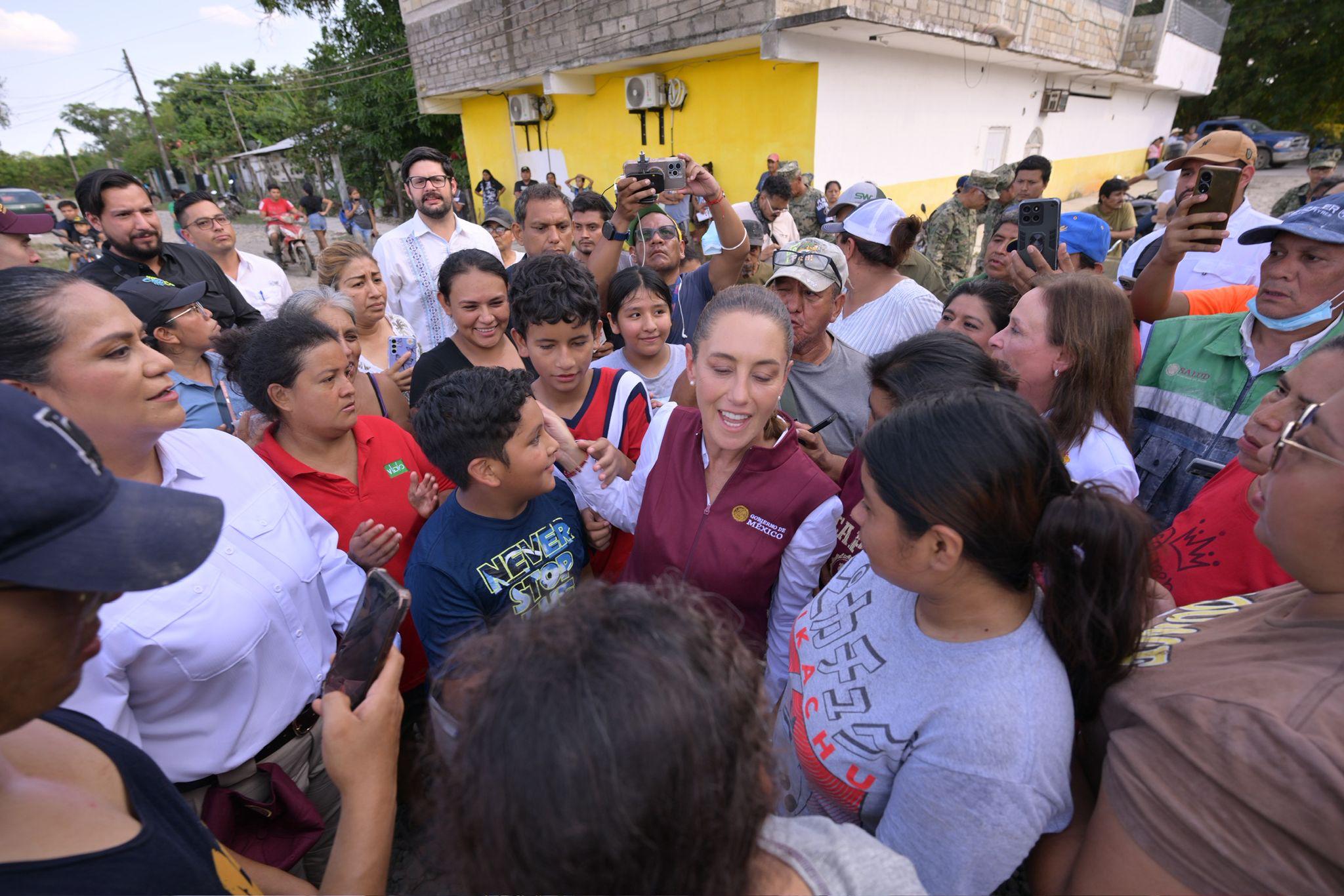 CLAUDIA SHEINBAUM RECORRE A PIE COLONIAS AFECTADAS POR LLUVIAS EN ÁLAMO, VERACRUZ