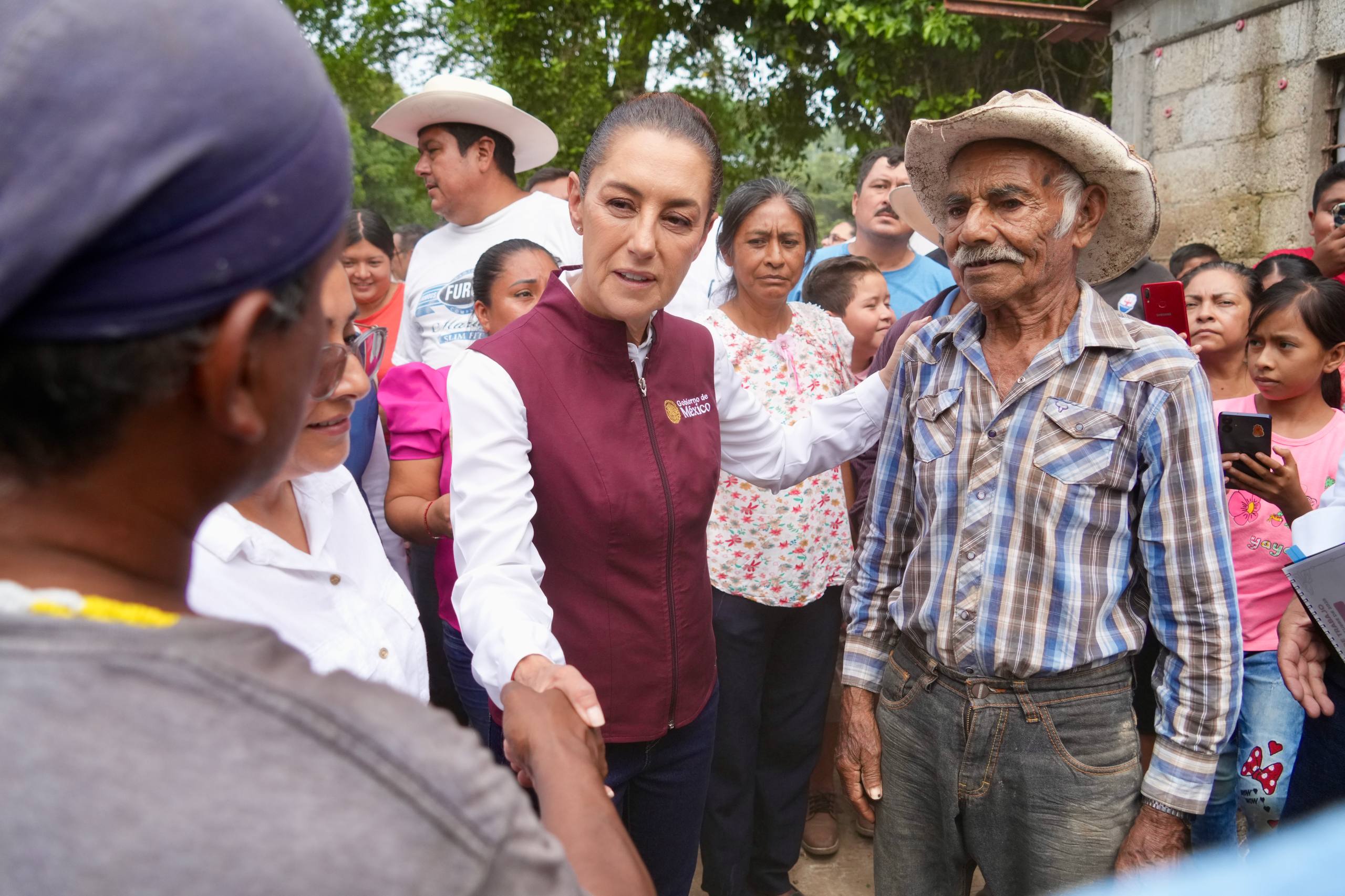 PRESIDENTA CLAUDIA SHEINBAUM CONTINÚA ATENDIENDO, EN TERRITORIO, ZONAS AFECTADAS POR LLUVIAS