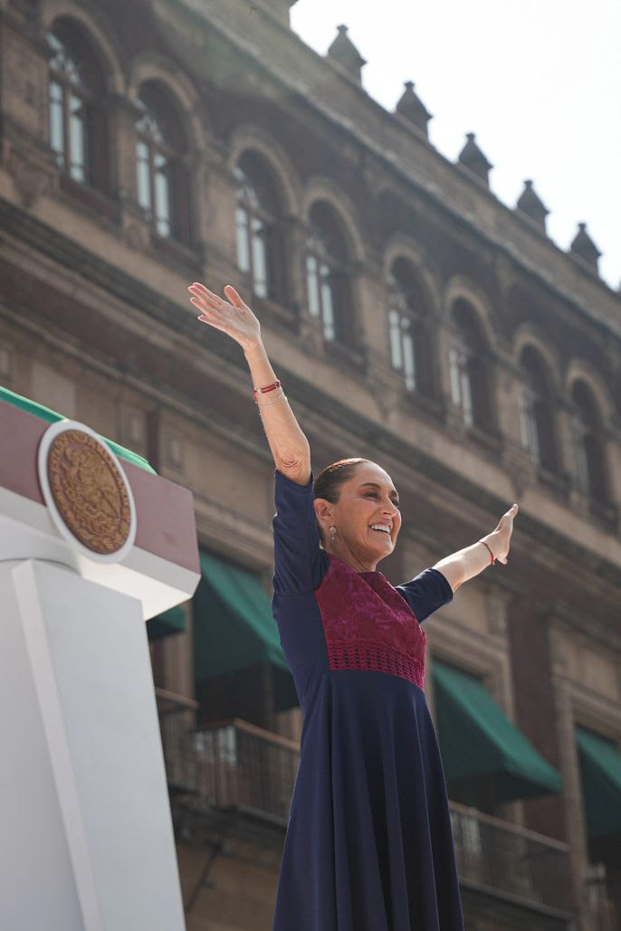 ANTE 600 MIL PERSONAS EN EL ZÓCALO, PRESIDENTA CLAUDIA SHEINBAUM SOSTIENE: MÉXICO AVANZA CON DIGNIDAD, CON JUSTICIA, CON UNIDAD Y CON LA FUERZA INVENCIBLE DE SU PUEBLO